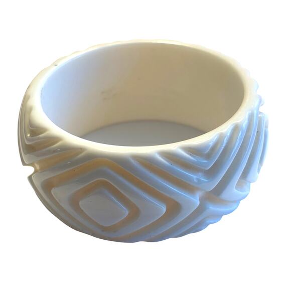 Chunky carved creamy white wide plastic bangle bracelet classic 1980's fashion - Picture 2 of 6